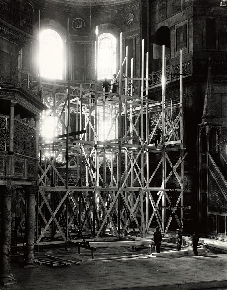 Puttting up the scaffold apse Hagia Sophia