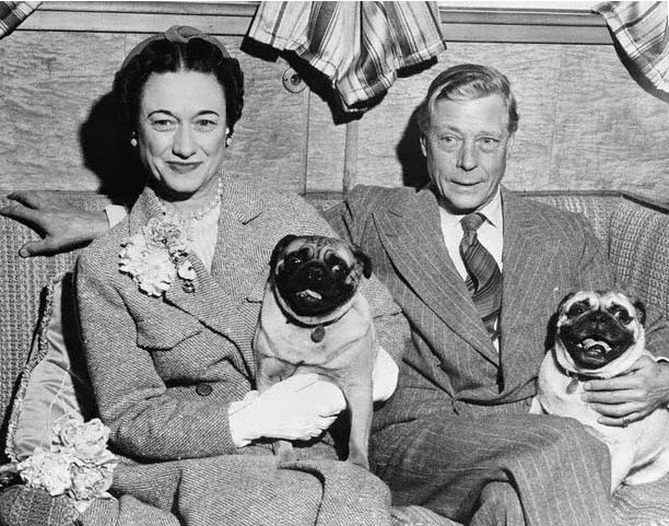 Wallis e Edward Windsor com pugs